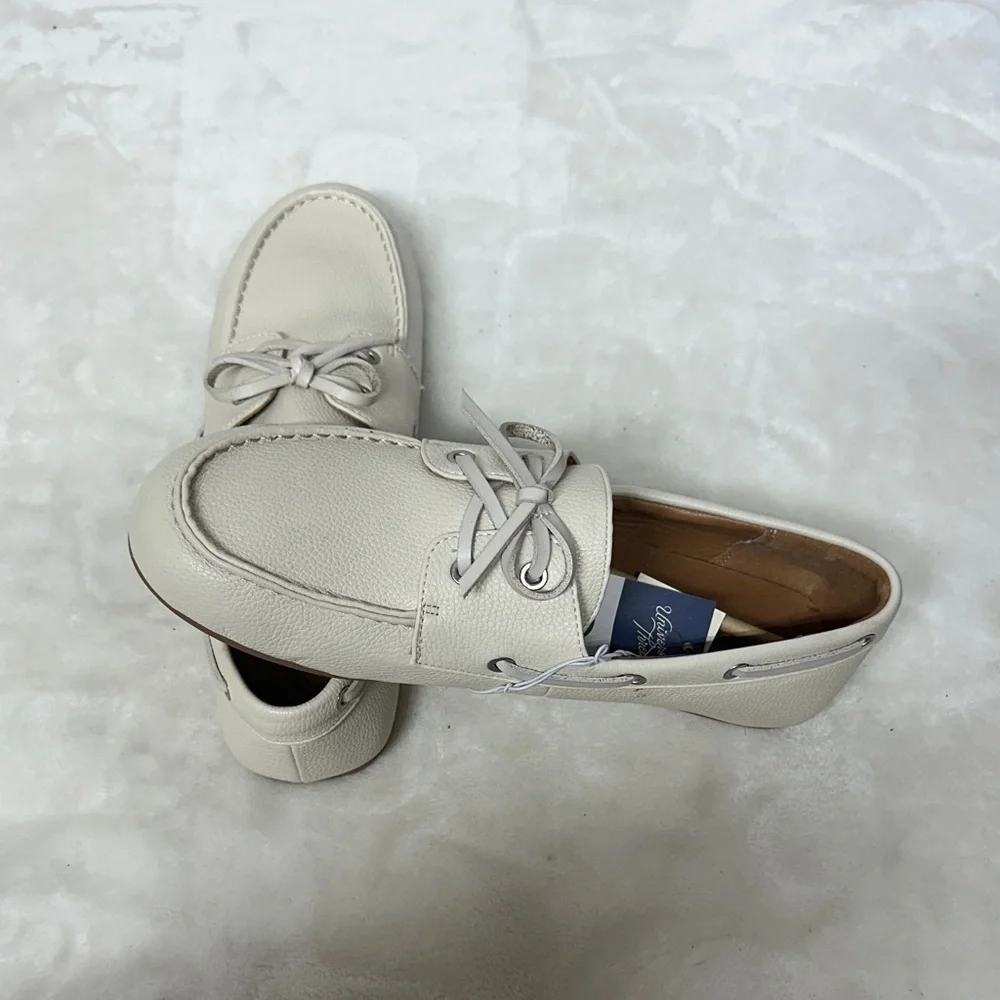 Universal Thread Women's Cream Loafers